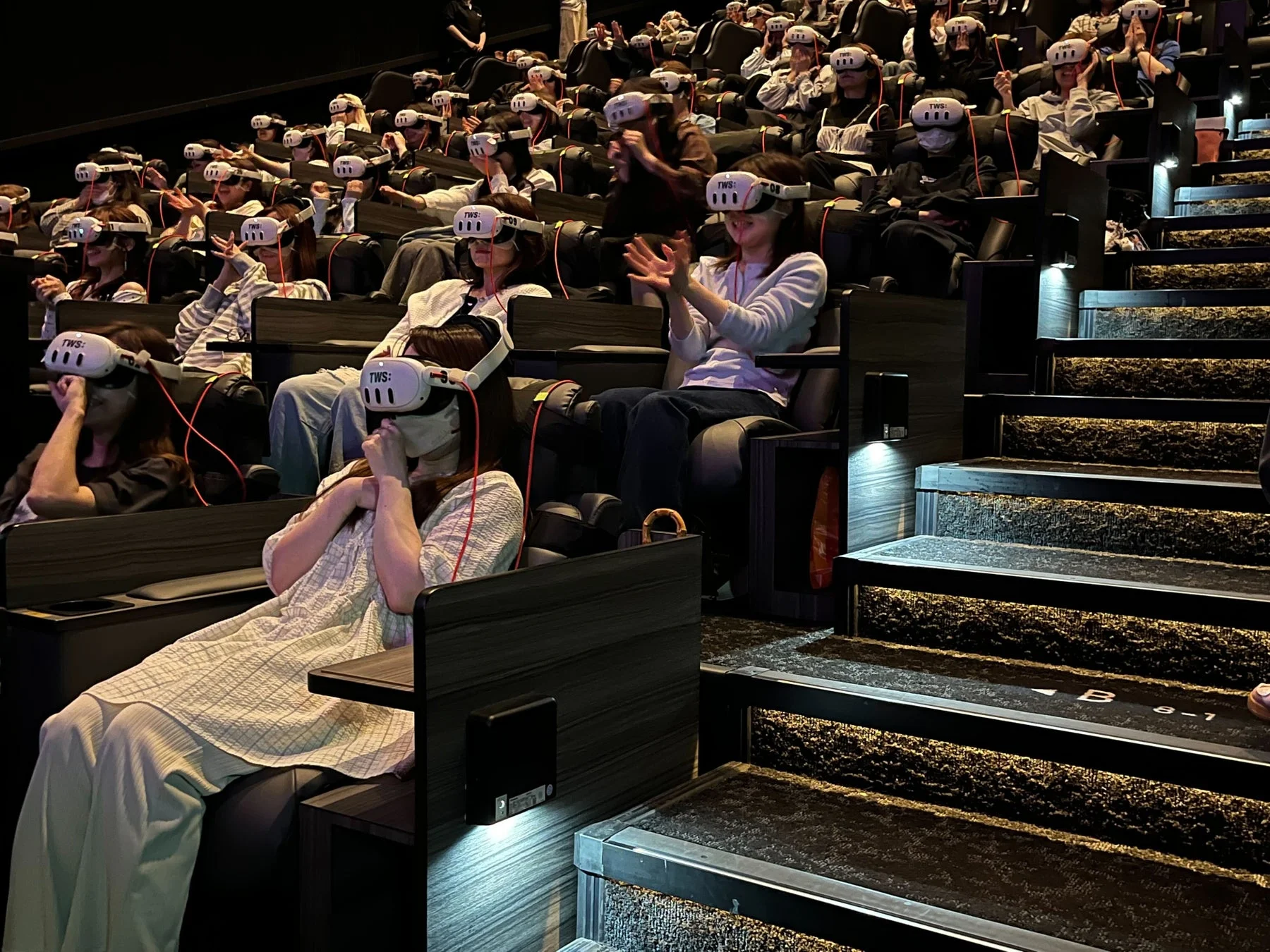 VRヘッドセットを装着して鑑賞する観客
