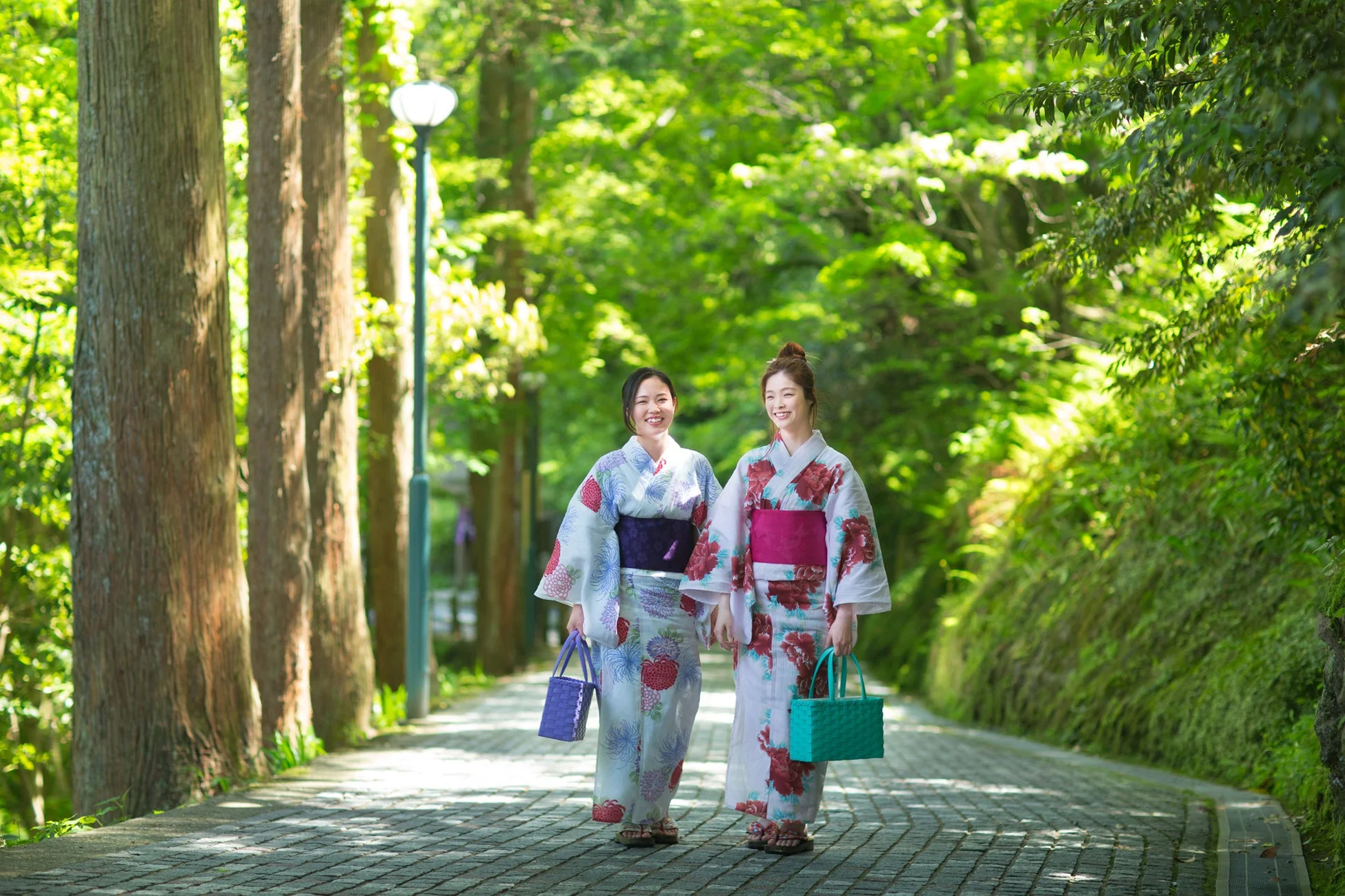 浴衣姿の女性たちが散策する様子
