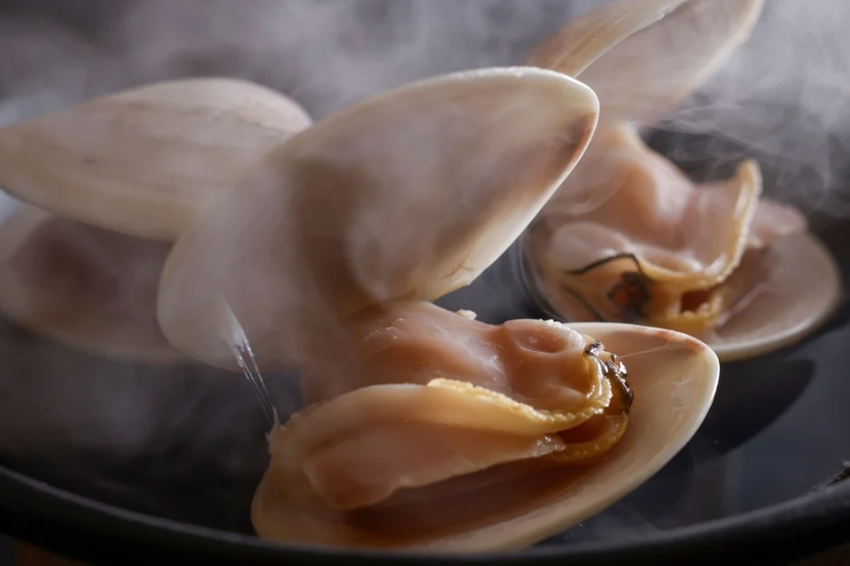 蒸し料理として調理中の貝