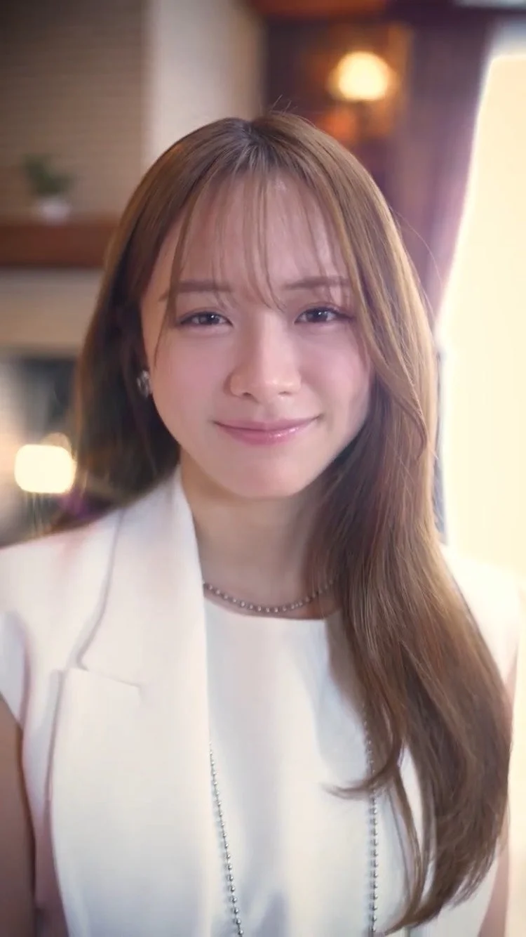 白い服の女性ポートレート