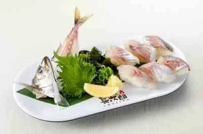 泳がし鯵一匹にぎり