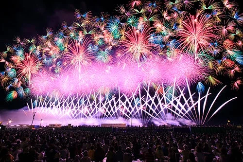 大曲の花火（観客と花火）