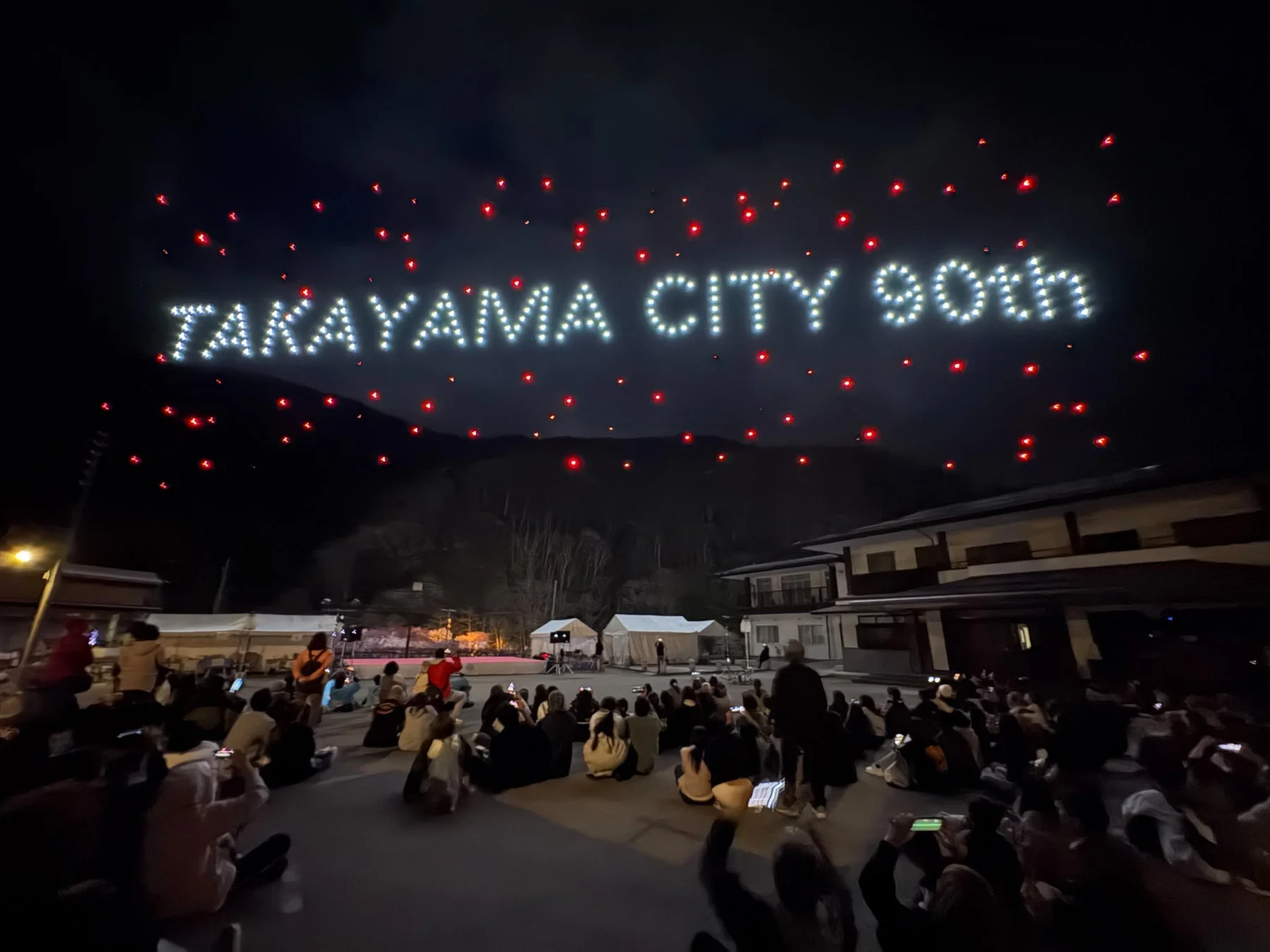 ドローンで描かれた「TAKAYAMA CITY 90th」の文字