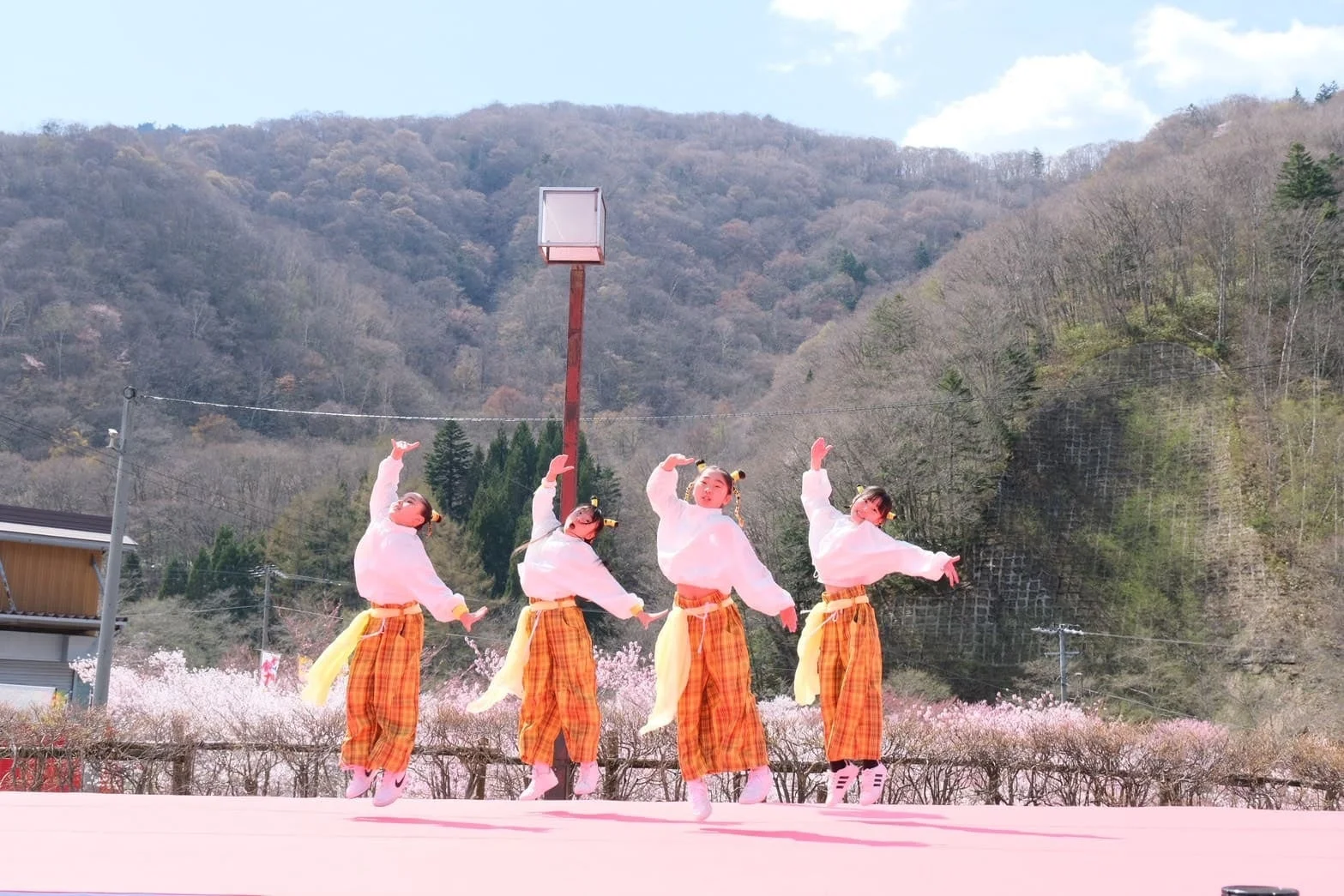笑顔で踊る子供たち