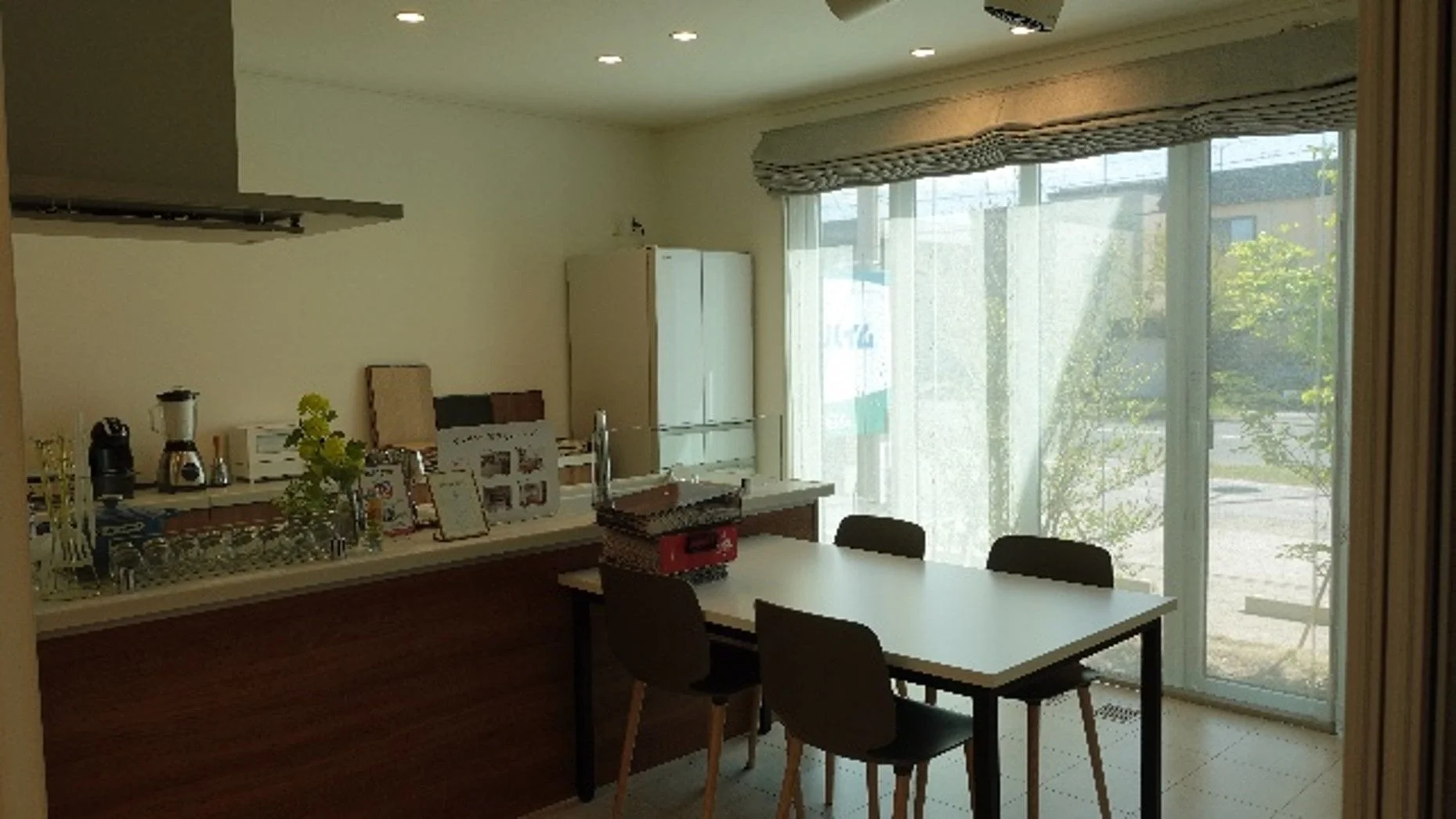 モダンで明るいキッチンとダイニングルームの室内風景