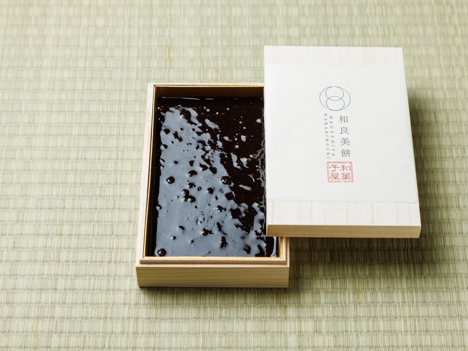 黒く艶やかなわらび餅が入った木箱