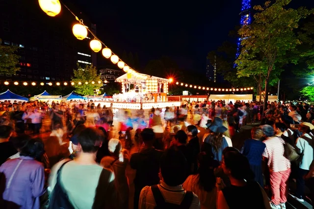 夜の盆踊り会場