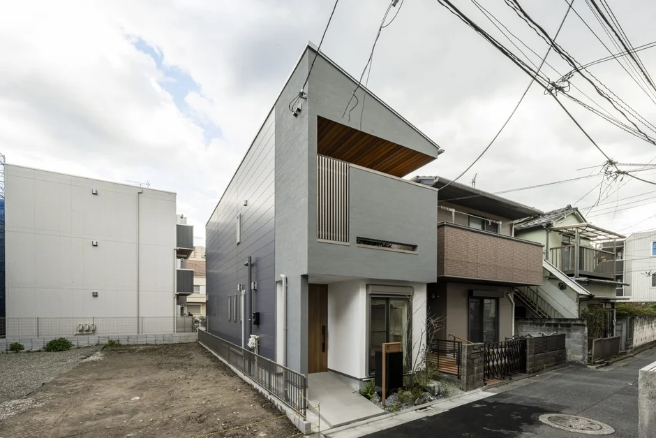 狭い敷地に建てられたモダンな住宅