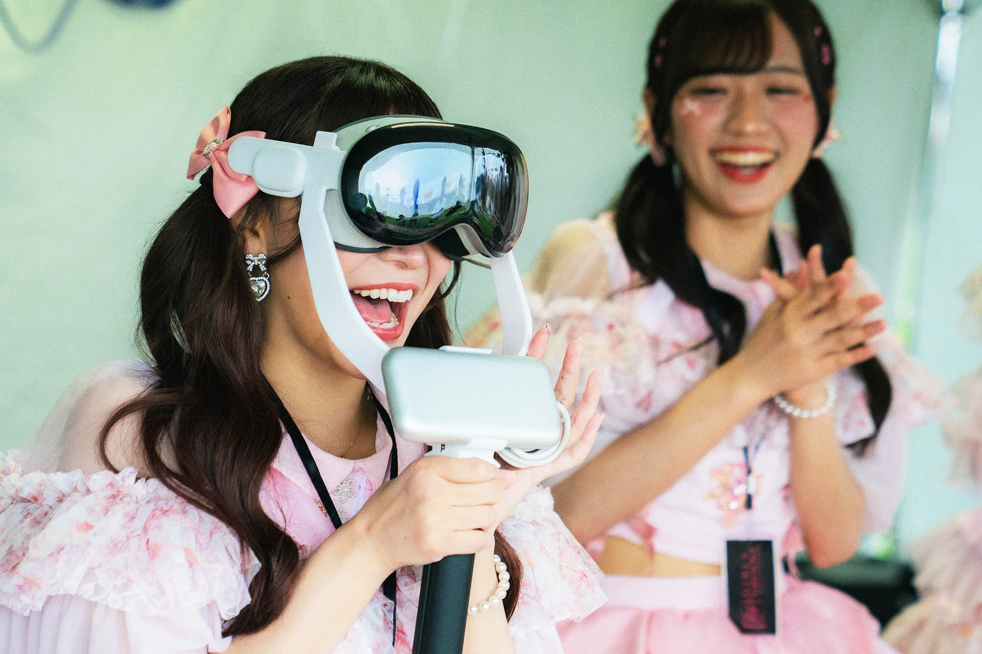 VR体験を楽しむ女性