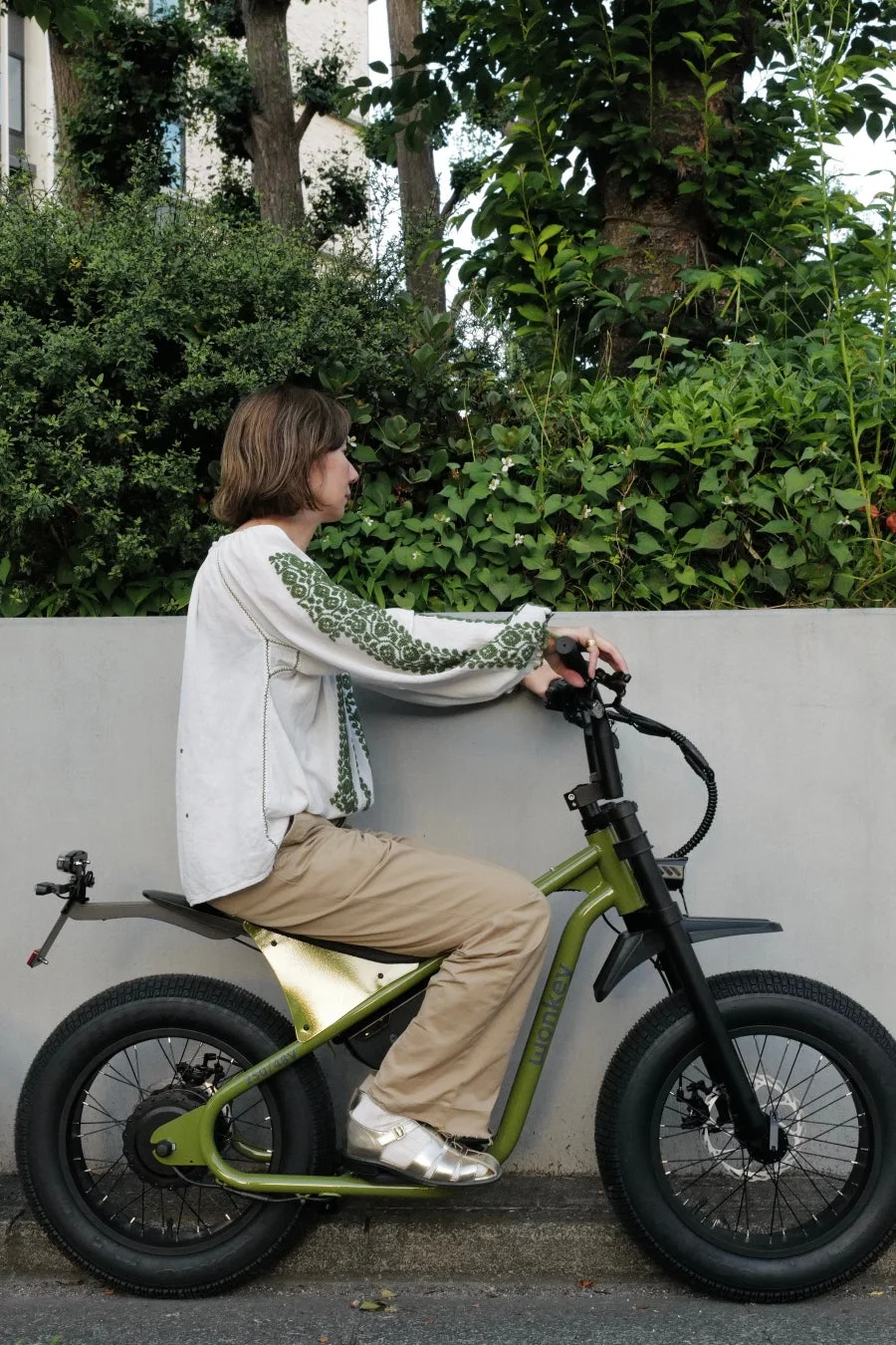 女性が電動自転車に座っている様子