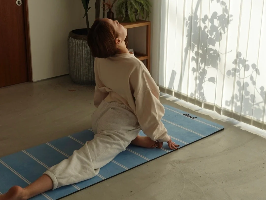 女性がストレッチしている画像