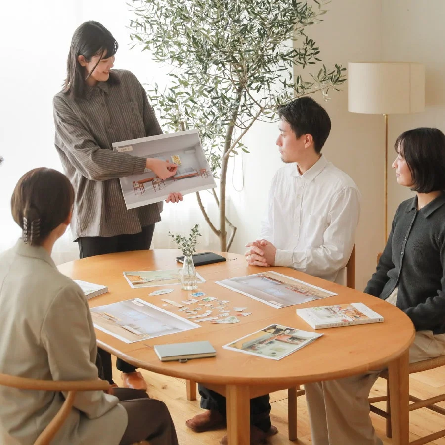 インテリアプランを話し合う人々