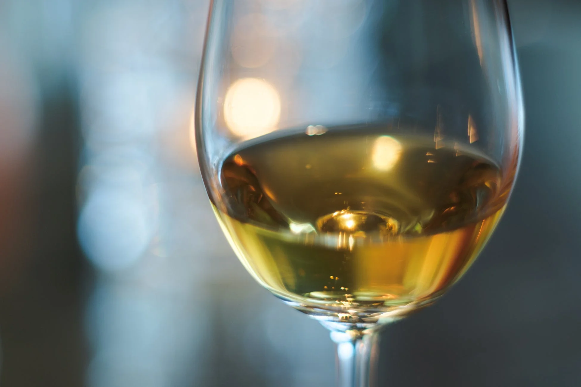 グラスに注がれた梅酒のイメージ