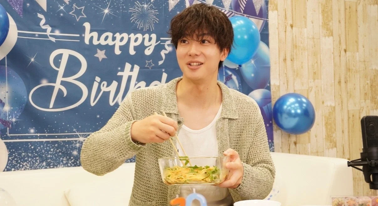 バースデーイベントで料理を食べる井上祐貴さん