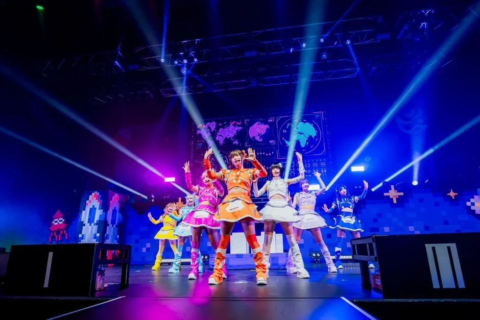 ステージでパフォーマンスするアイドルグループ