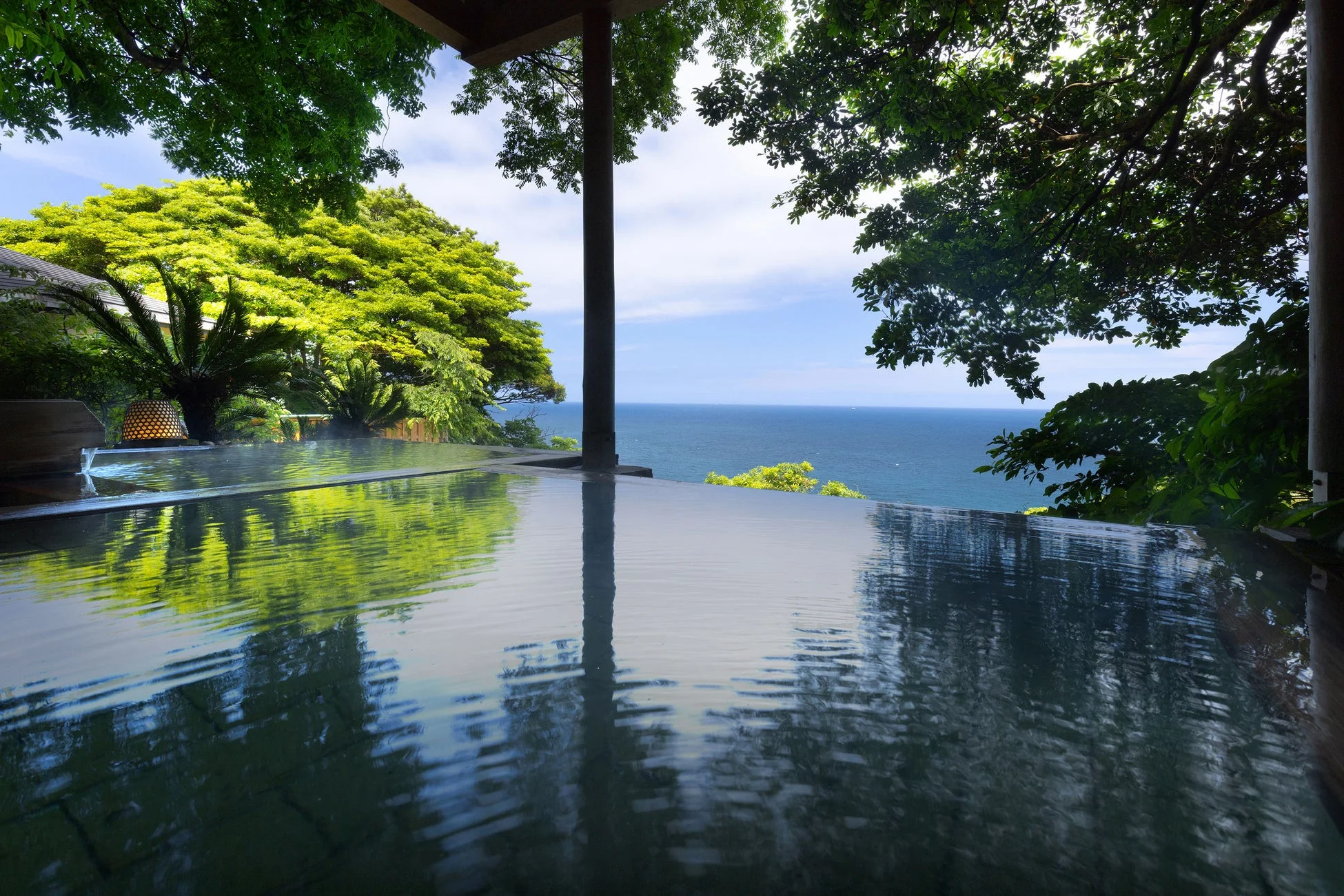 インフィニティプールと海