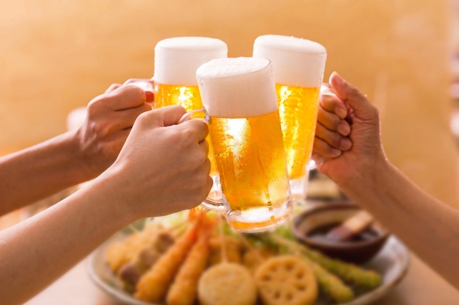 ビールで乾杯のイメージ