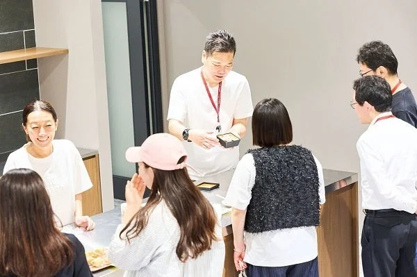 オフィスで説明する男性と聴衆