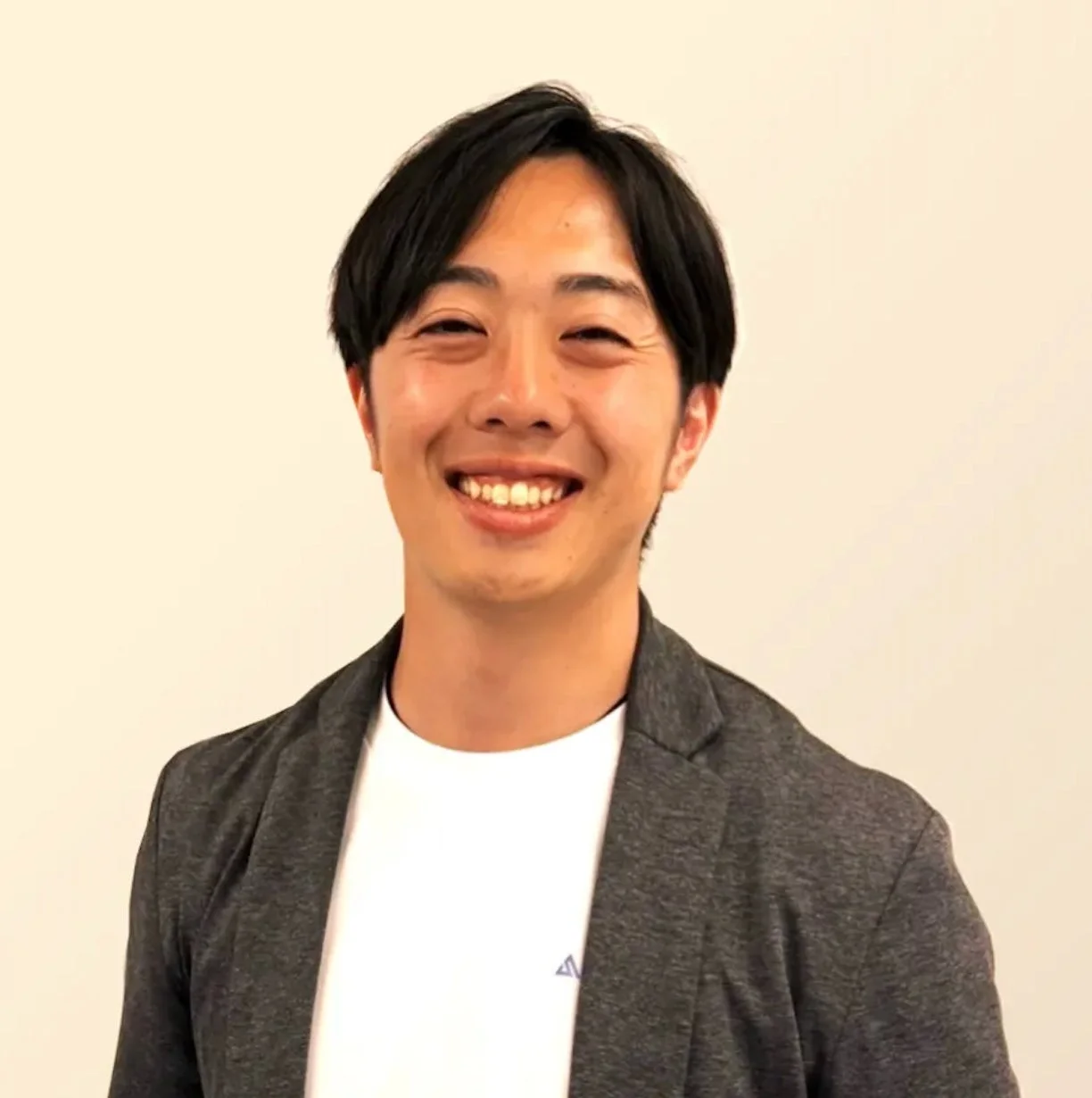 男性、笑顔、日本人、若者、ポートレート、ビジネス、カジュアル、正面、白背景、グレーのジャケット