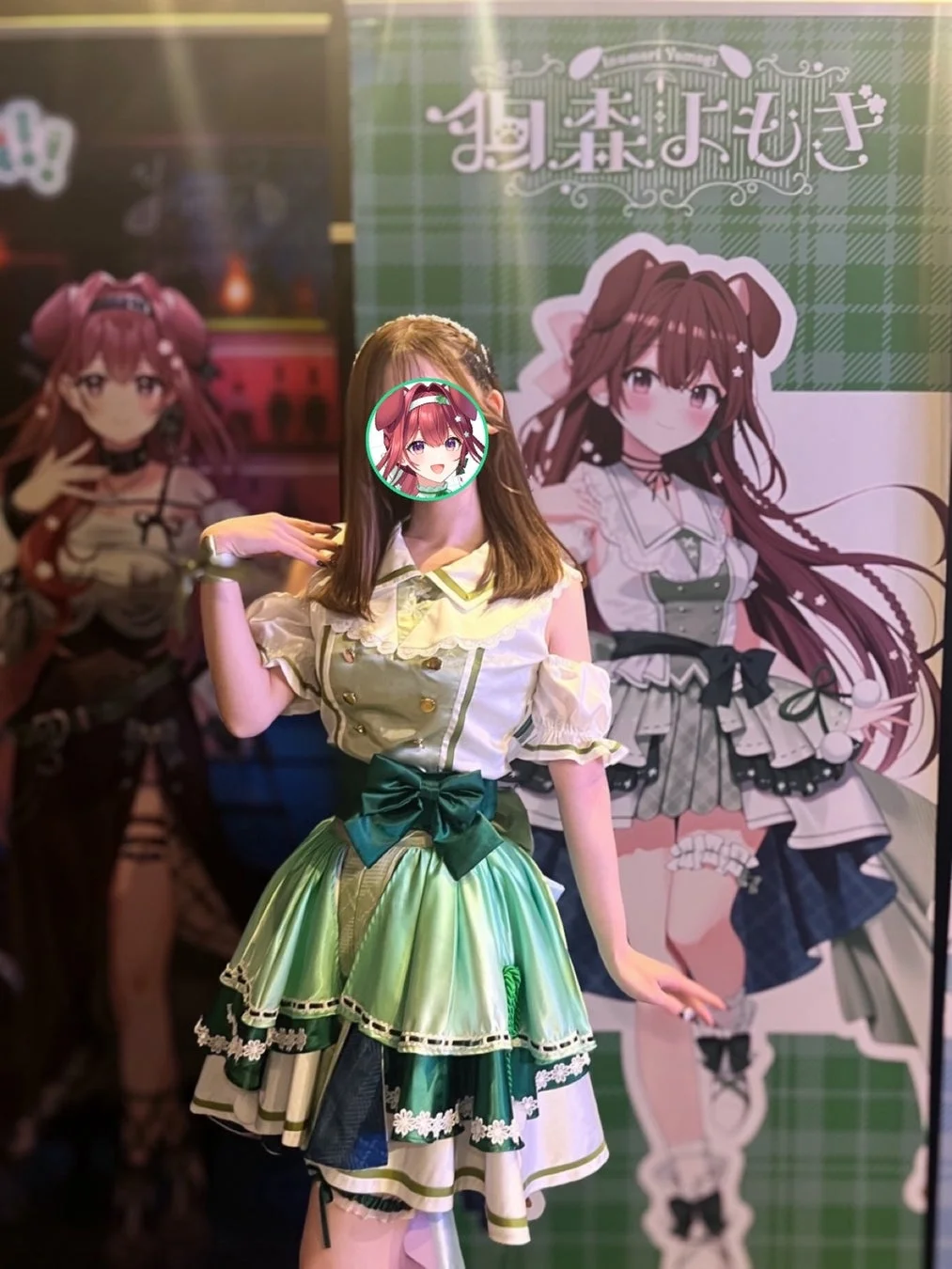 狗森よもぎのコスプレイヤーとパネル