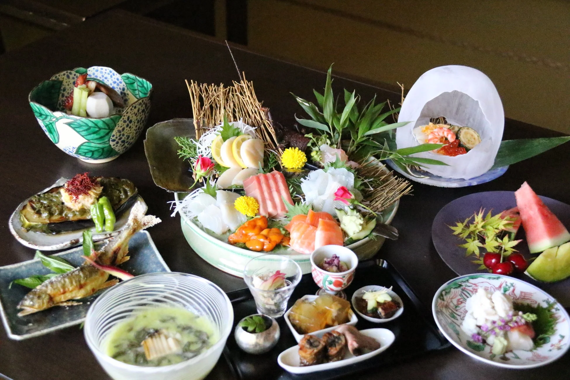 豪華な日本料理の食卓
