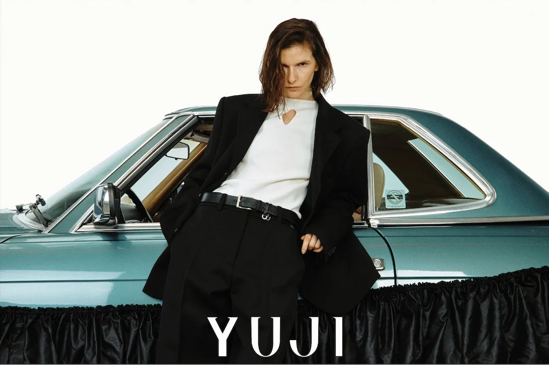 YUJIの男性モデルとクラシックカー