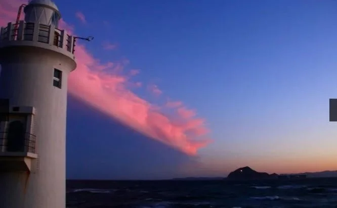 夕暮れ時の灯台と海