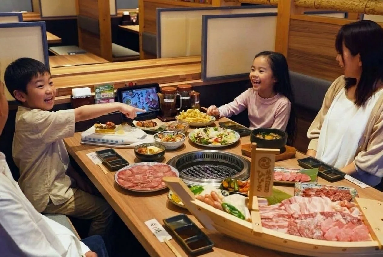 家族で焼肉を楽しむ様子