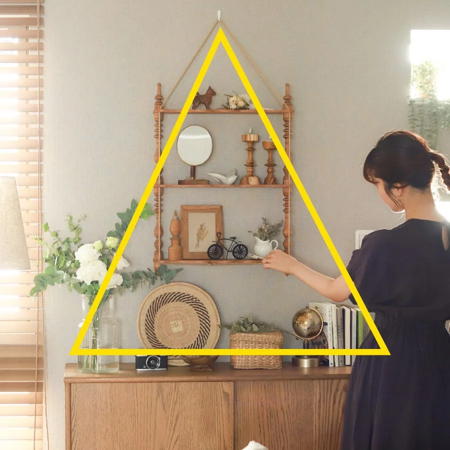 飾り棚を整える女性