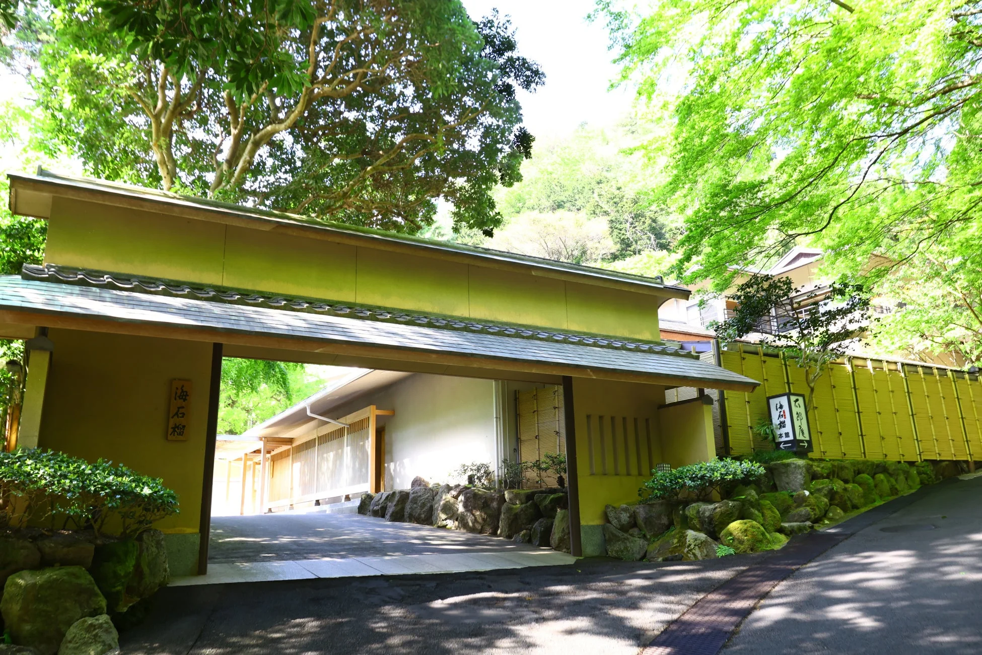 海石榴の日本庭園の門