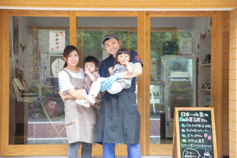 菓te-riの店舗前で笑顔の家族