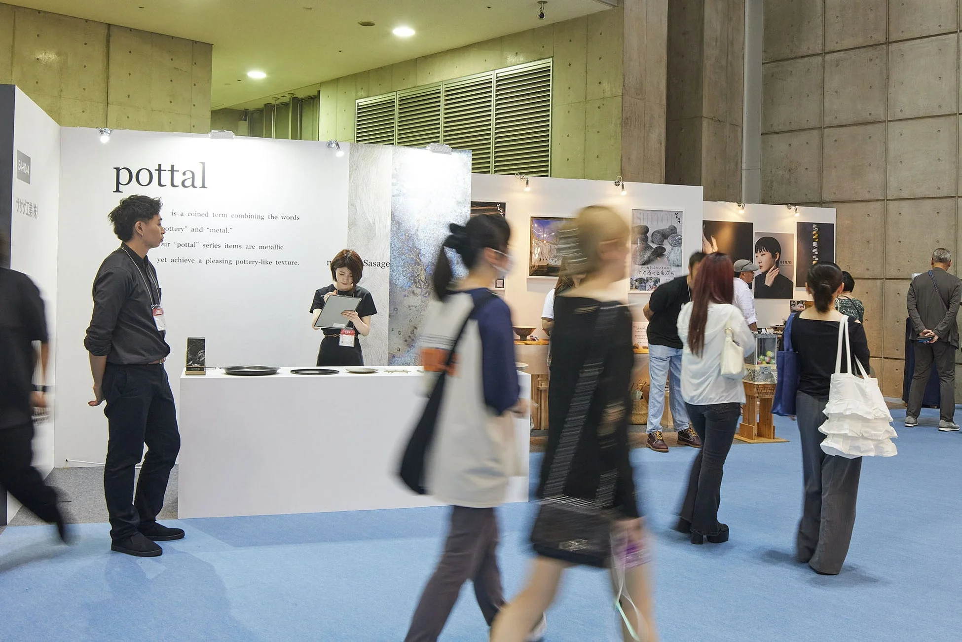 展示会場で多くの来場者が行き交う中、「pottal」という金属と陶器を組み合わせた製品シリーズのブース