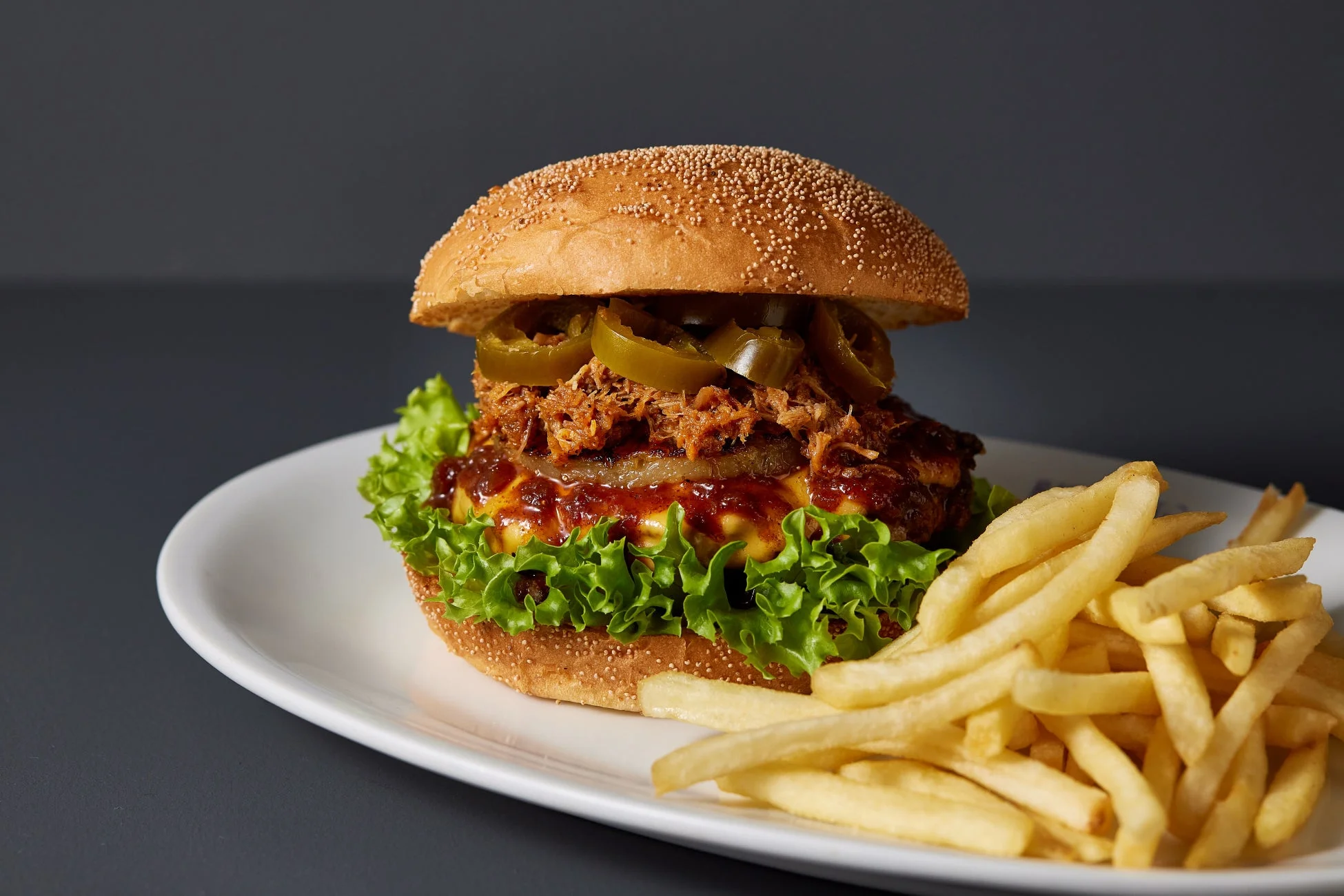 プルドポークとハラペーニョのハンバーガー、フライドポテト添え