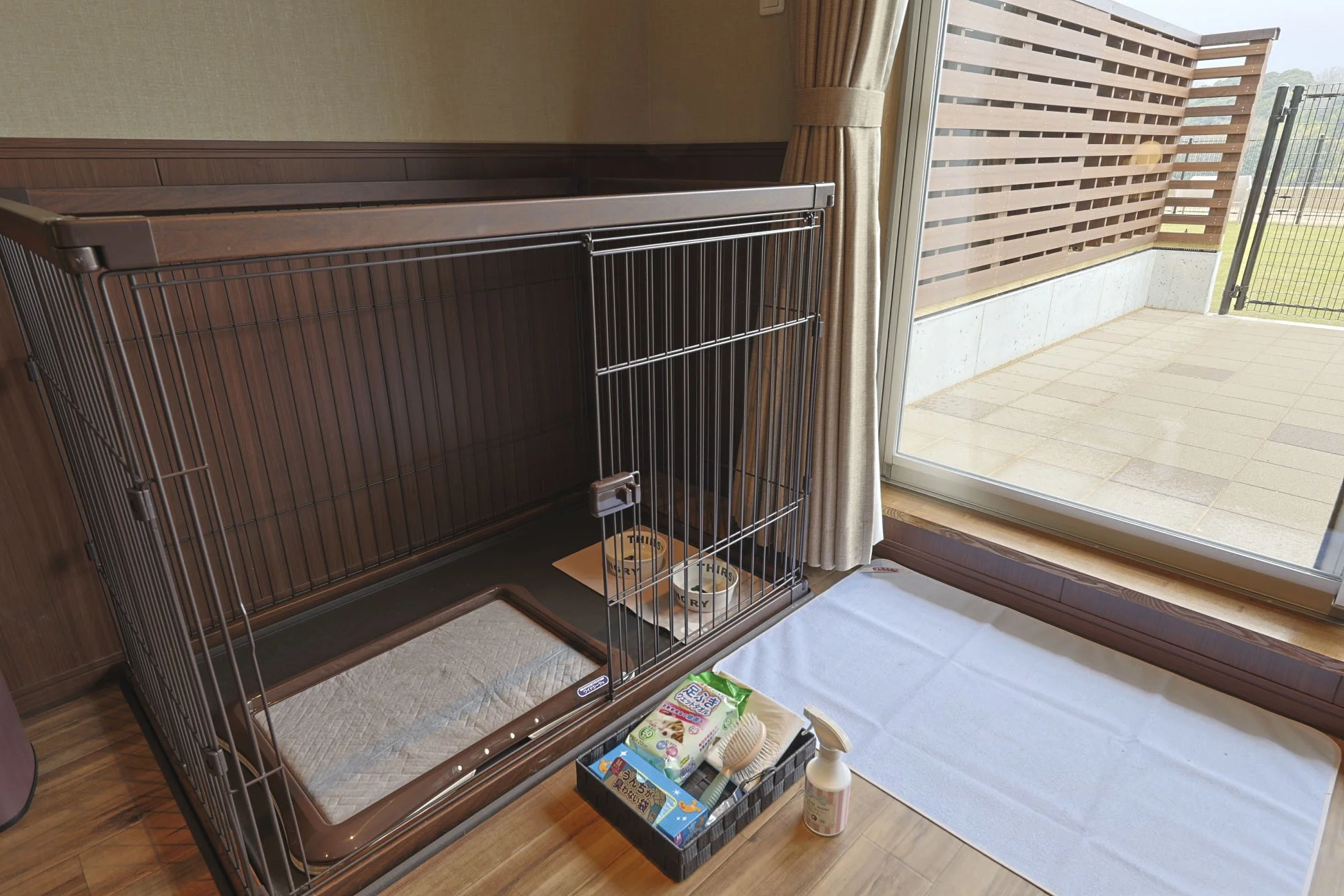 犬用の木製ケージとペットケア用品