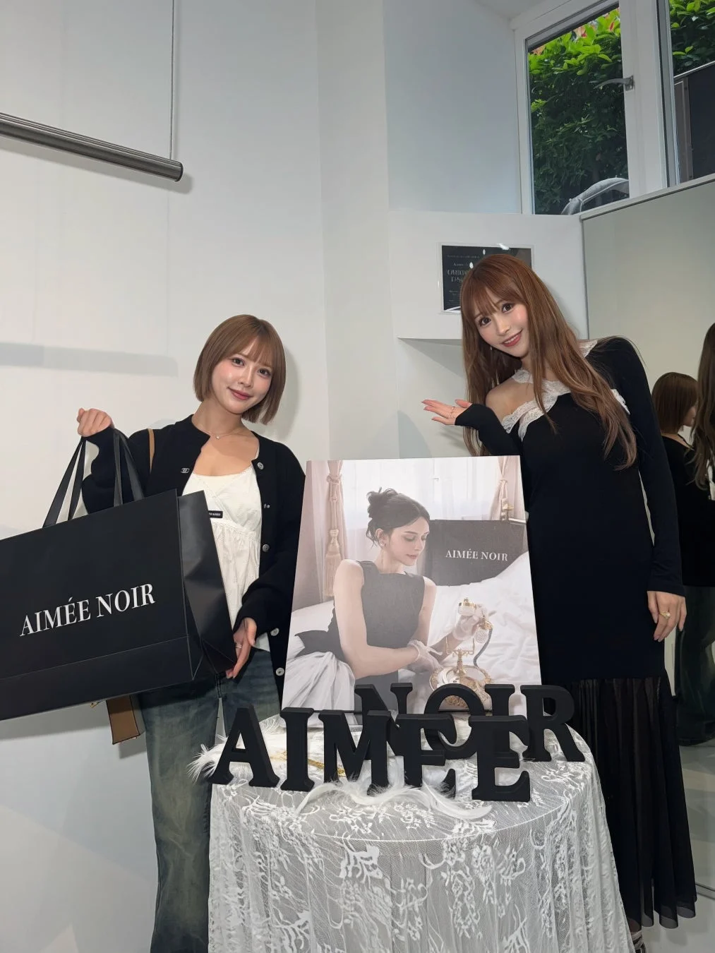 AIMÉE NOIRのイベント会場で笑顔でポーズをとる女性たち