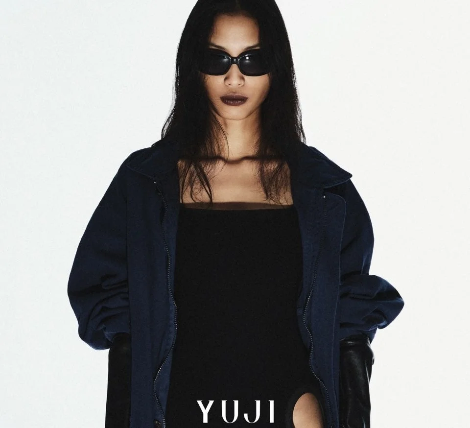YUJIの女性モデル、サングラス