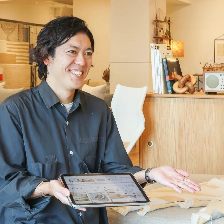 iPadでプレゼンテーションをする男性