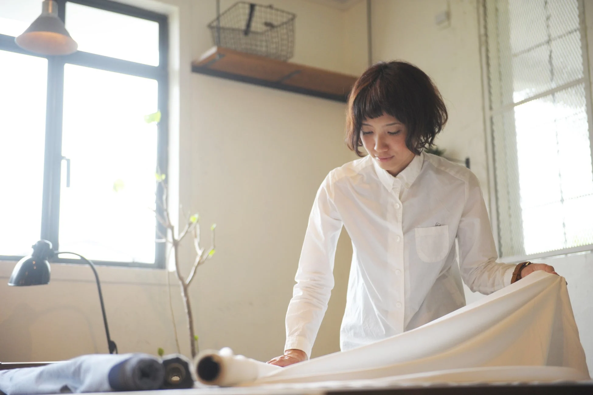 生地を丁寧に整える女性