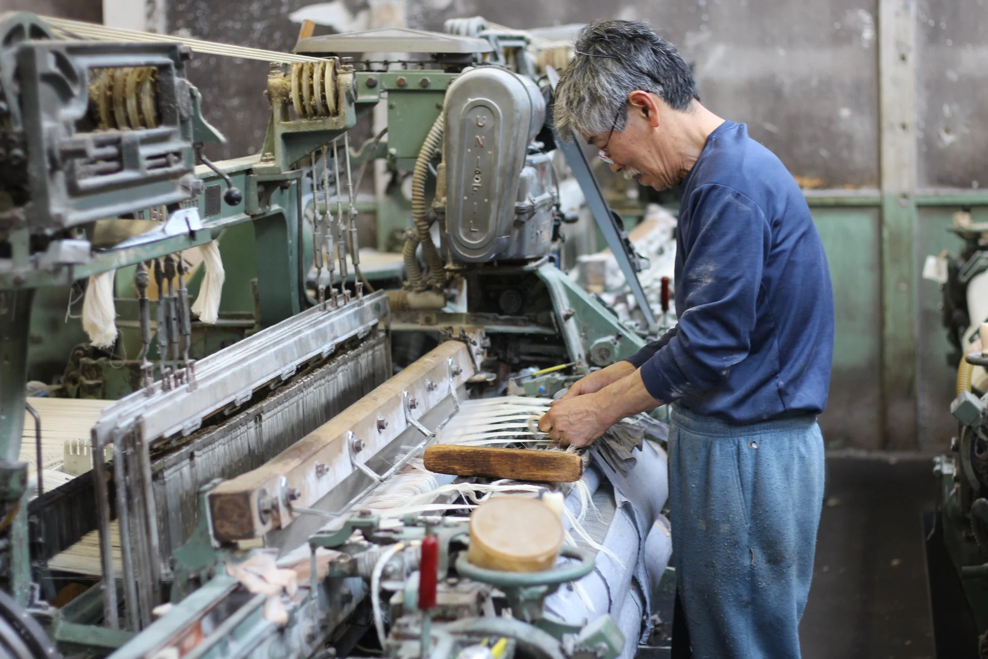 織物工場で作業する職人
