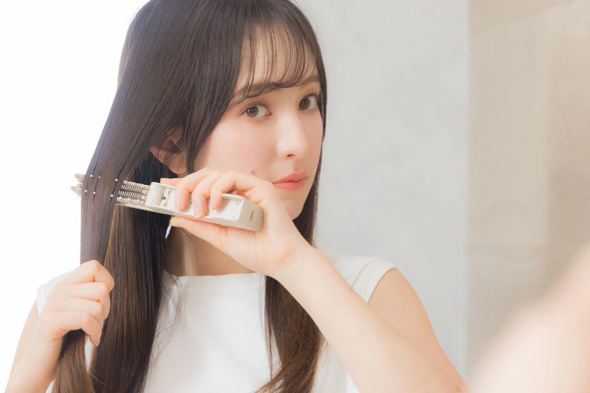 ヘアスタイリングをする女性