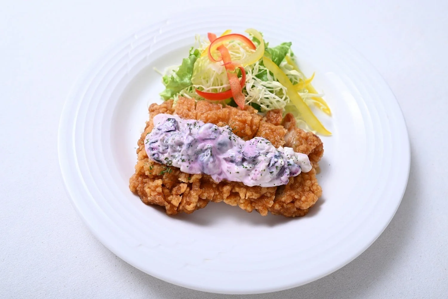 フライドチキンと紫色のソース