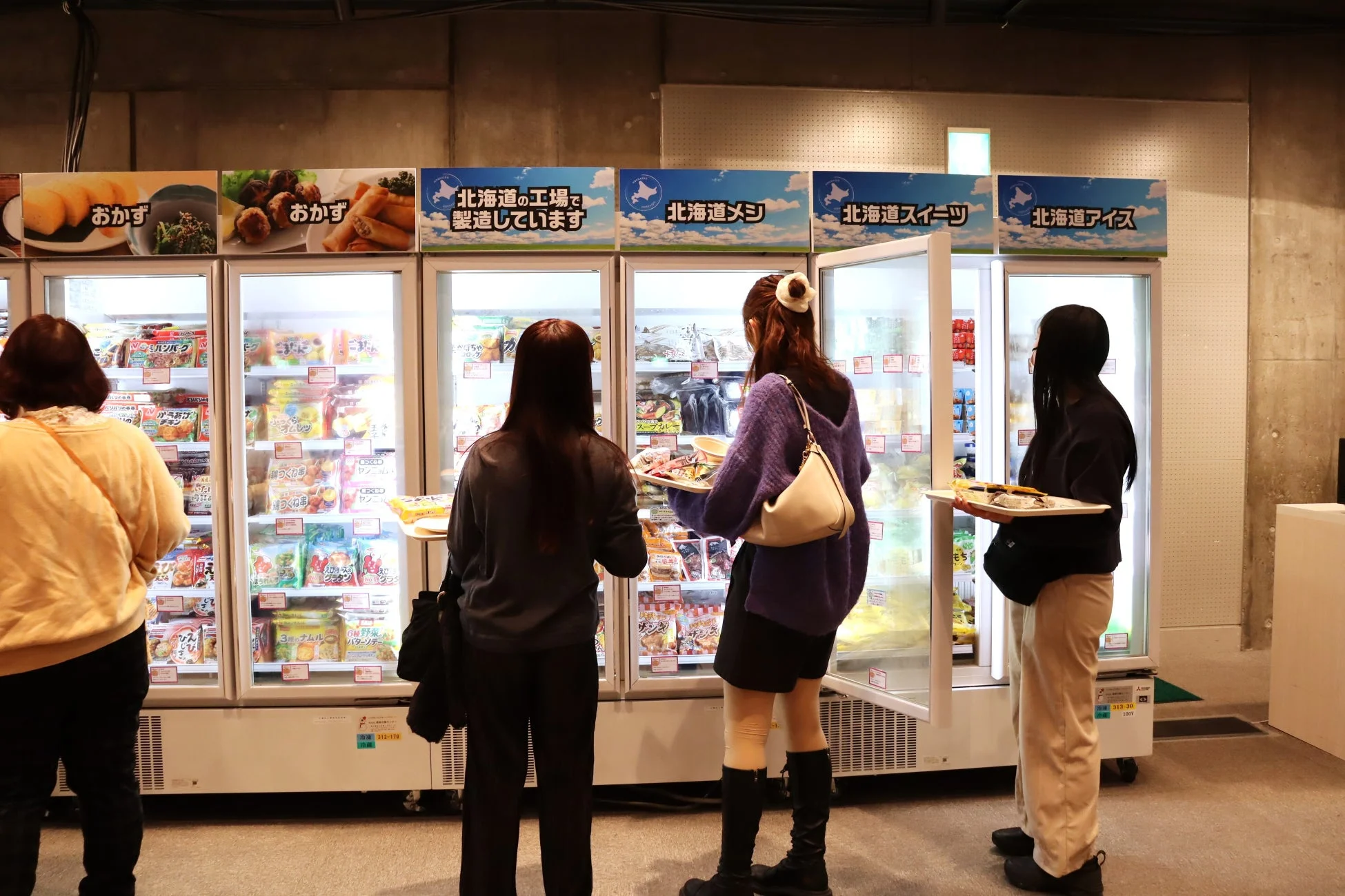 冷凍食品を選ぶ人々
