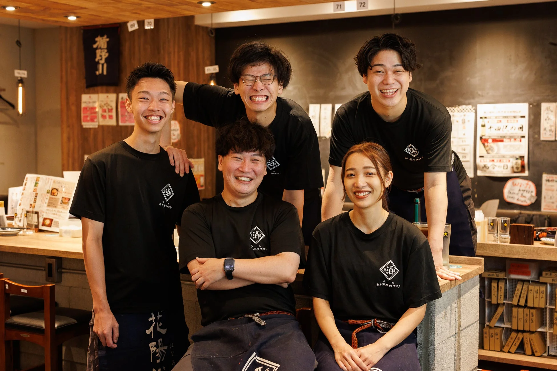日本橋魚河岸ロゴ入り制服を着たスタッフ