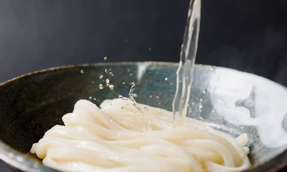 うどんに水を注ぐ様子