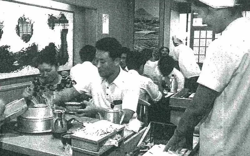 セルフ式うどん店で働く人々