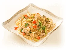 豚肉、きのこ、トマト、青菜などの具材がたっぷり入った和風の炒めパスタが、白い角皿に盛り付けられています。食欲をそそる一品です。