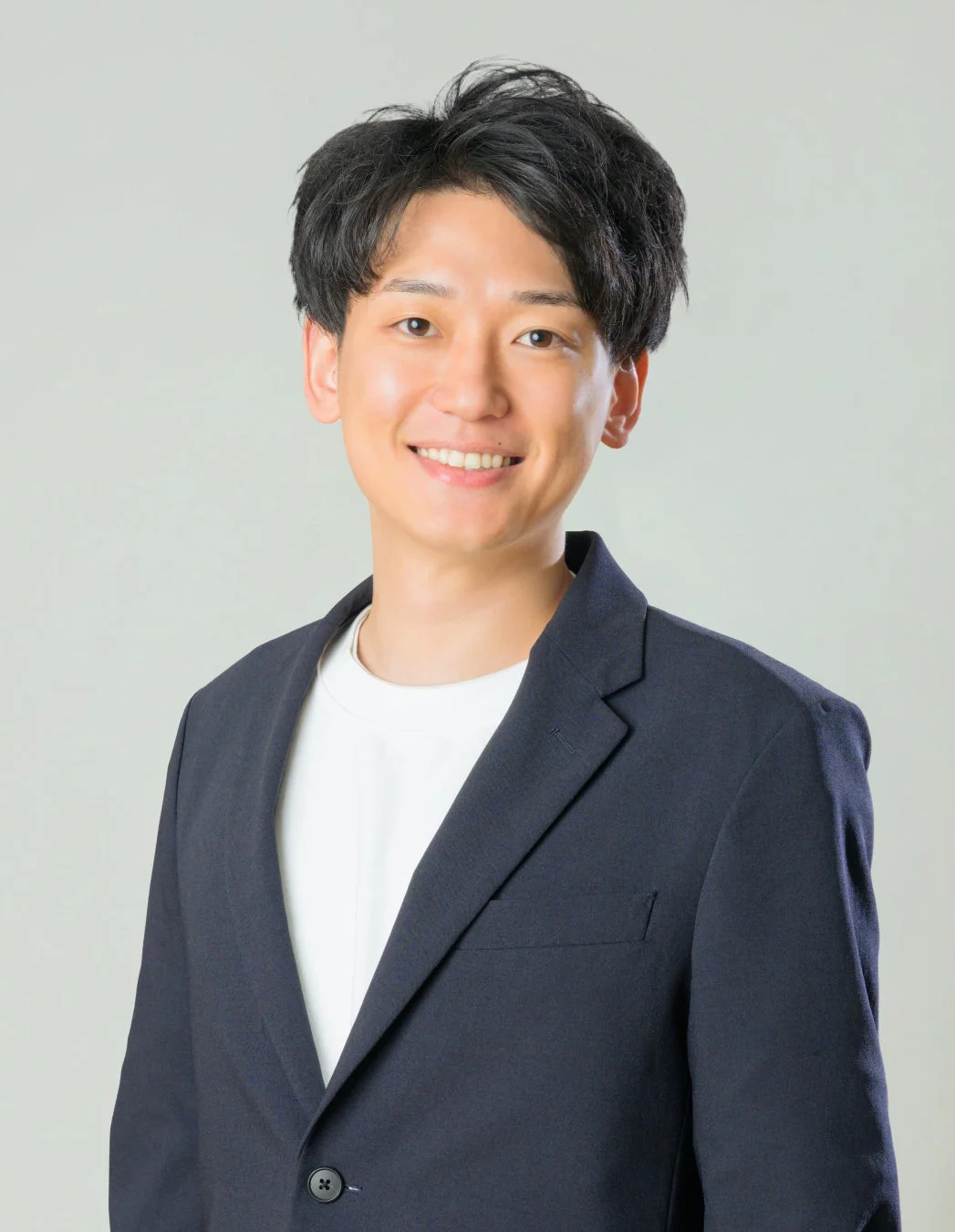 男性、笑顔、ポートレート、ビジネス、カジュアル、若者、日本人、アジア人、ブレザー、白Tシャツ、シンプル、清潔感、好青年