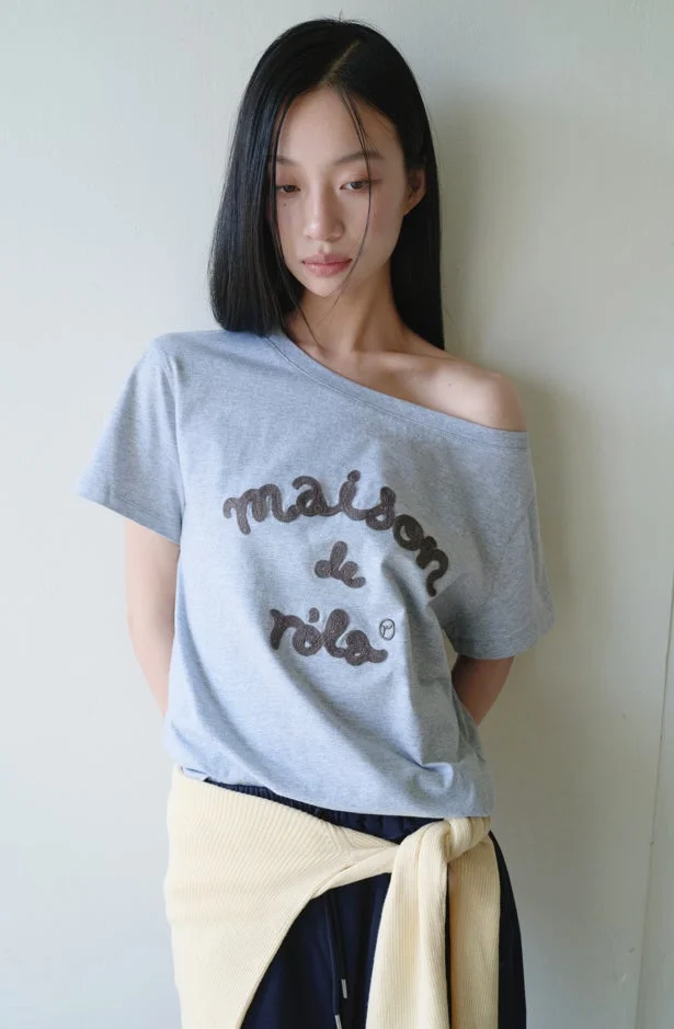 MAISON DE ROLA EMBROIDERY OFF SHOULDER T-SHIRT