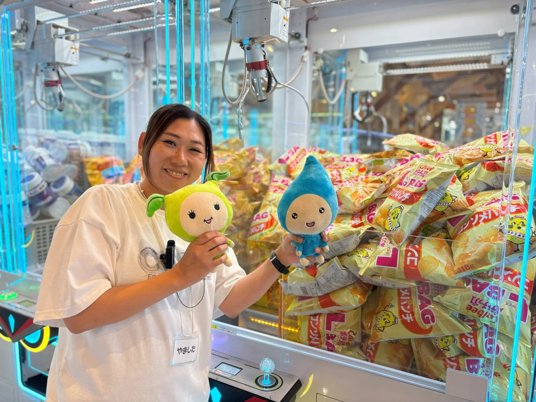 クレーンゲームを楽しむ女性