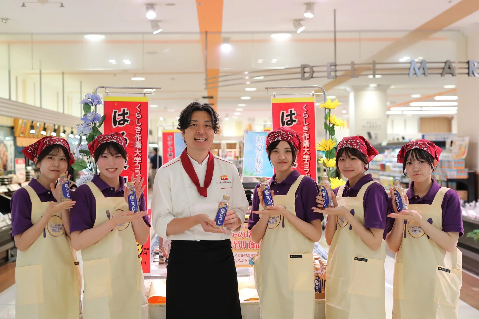 学生とシェフが商品をプロモーション
